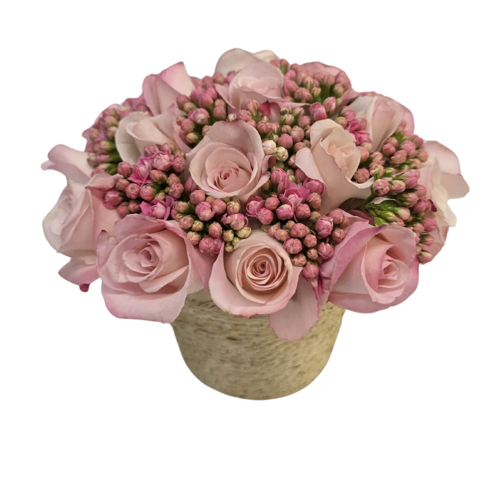 Arranjo com 15 Rosas Rosadas e Calandivas no Cachepô de Palha Arranjo com 15 Rosas Rosadas e Calandivas no Cachepô de Palha